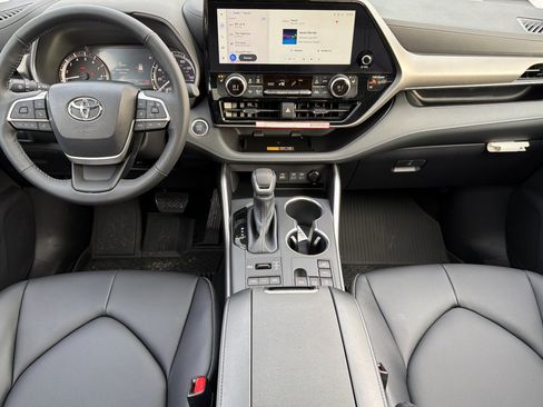 New 2026 Toyota Highlander XLE image 11