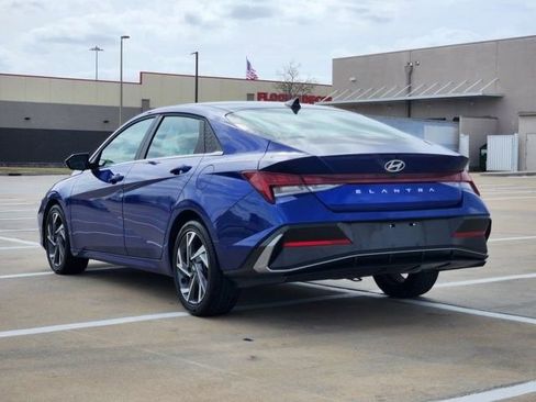 Used 2025 Hyundai Elantra SEL image 5