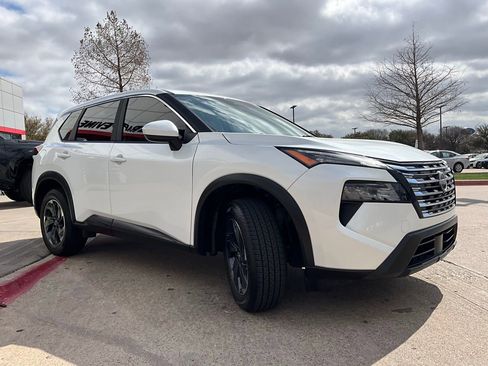 Used 2025 Nissan Rogue SV image 4