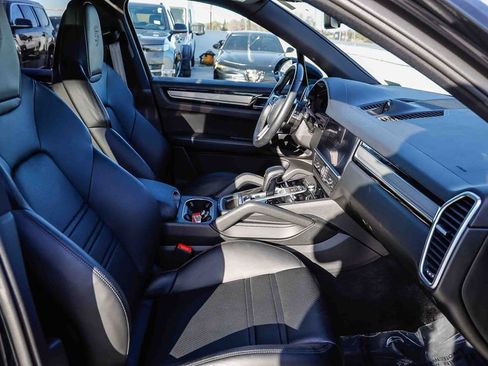 Used 2023 Porsche Cayenne Platinum Edition image 21