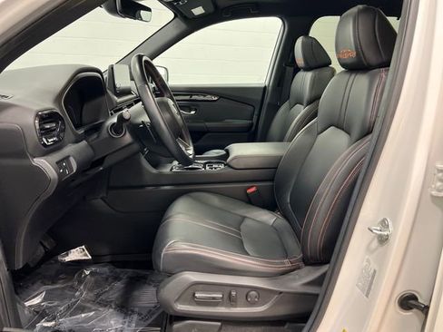 Used 2025 Honda Pilot TrailSport image 9