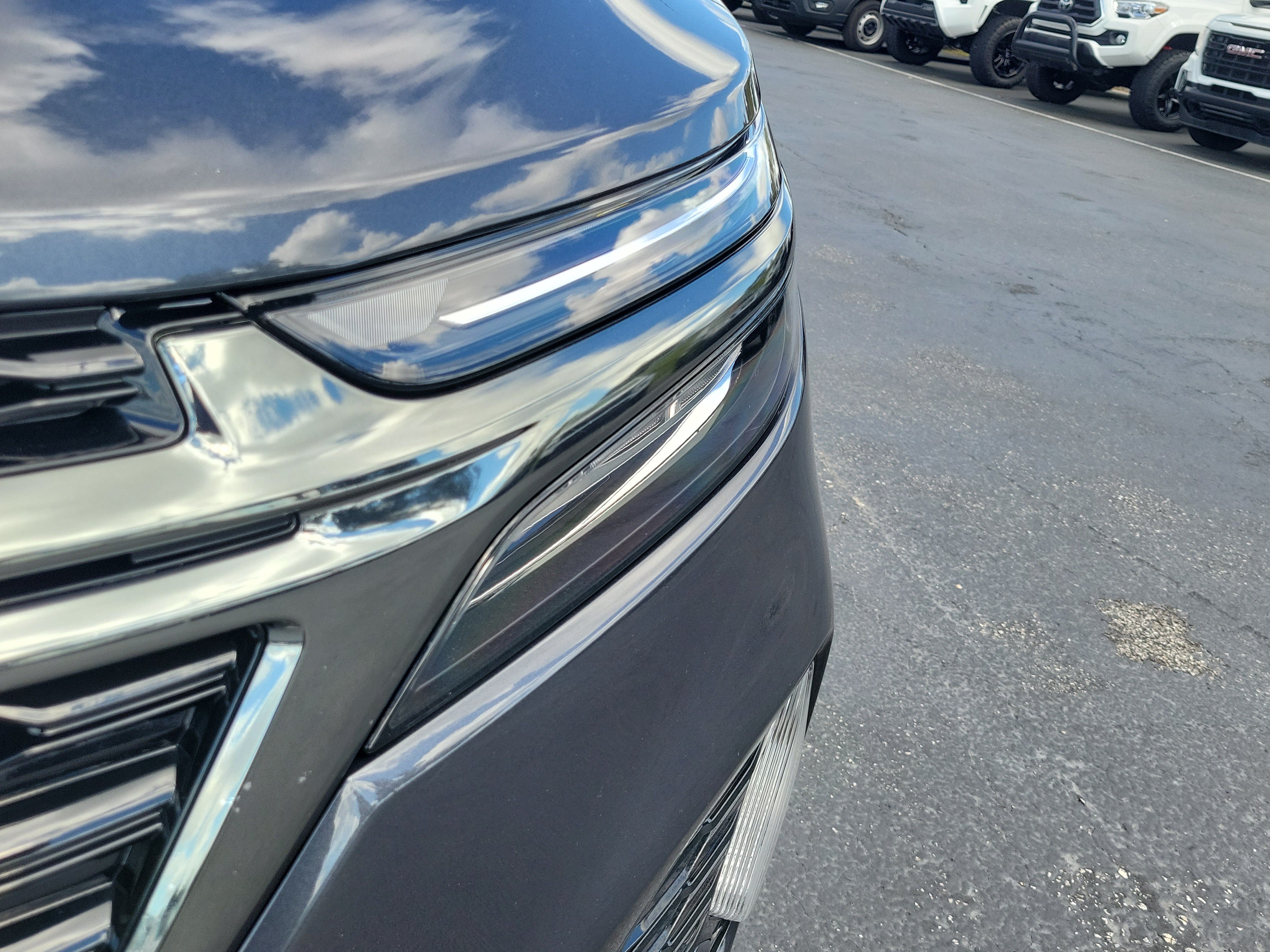 Used 2022 Chevrolet Equinox RS w/ Infotainment Package FWD image 3