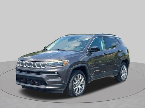 Used 2022 Jeep Compass Latitude w/ Sun and Sound Group AWD/4WD image 1