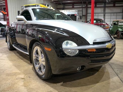Used 2005 Chevrolet SSR LS 2dr Regular Cab Convertible w/ Preferred Equipment Group image 12