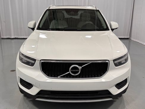 Used 2019 Volvo XC40 T5 Momentum image 2