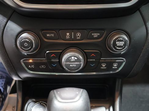 Used 2019 Jeep Cherokee Limited AWD/4WD image 36