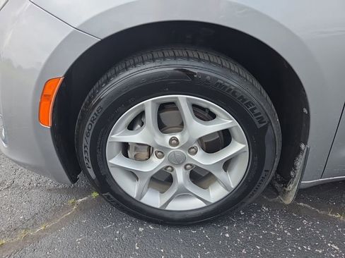 Used 2019 Chrysler Pacifica Touring-L w/ Tire & Wheel Group FWD image 17
