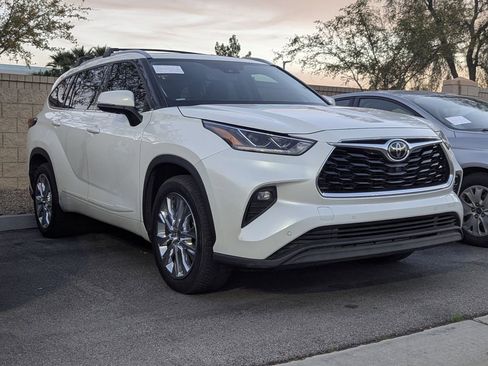 Used 2020 Toyota Highlander Limited image 3