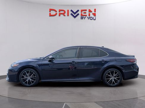 Used 2022 Toyota Camry SE image 2