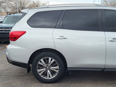 Used 2018 Nissan Pathfinder S image 4