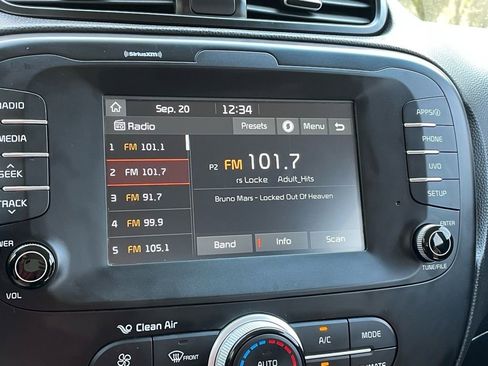 Used 2019 Kia Soul + image 11