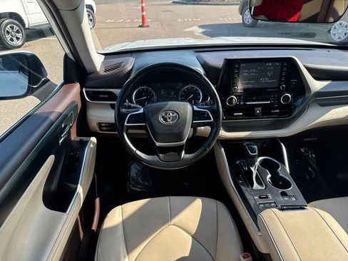 Used 2022 Toyota Highlander XLE AWD/4WD image 13
