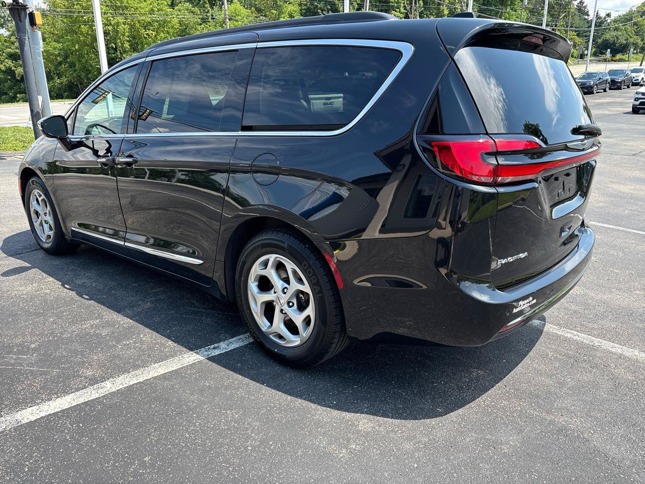 Used 2023 Chrysler Pacifica Limited FWD image 8