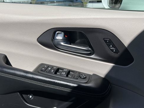 Used 2022 Chrysler Pacifica Touring-L FWD image 30