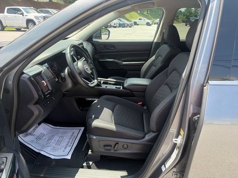 Used 2024 Nissan Pathfinder SV AWD/4WD image 16