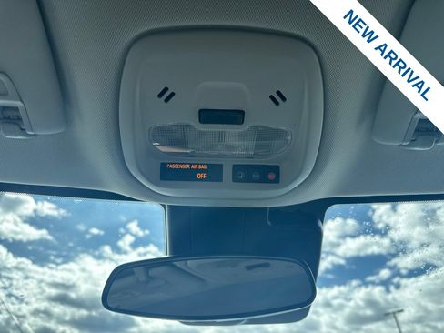 Used 2025 Chevrolet Trax LT w/ LT Convenience Package FWD image 28