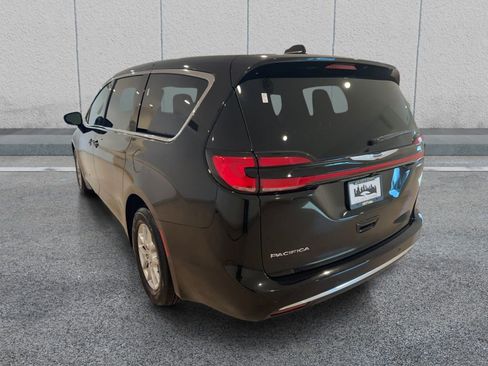 Used 2026 Chrysler Pacifica Select image 3