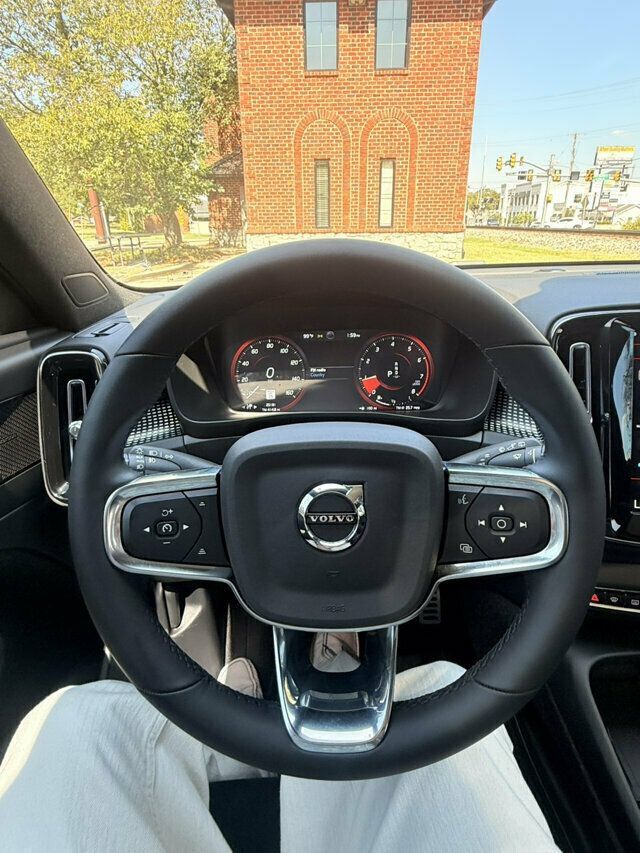 Used 2022 Volvo XC40 T5 R-Design w/ Advanced Package AWD/4WD image 21