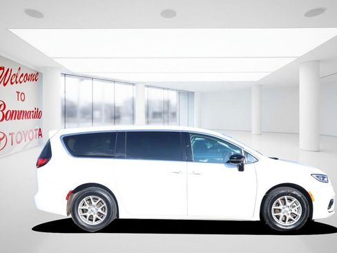 Used 2024 Chrysler Pacifica Touring-L FWD image 5