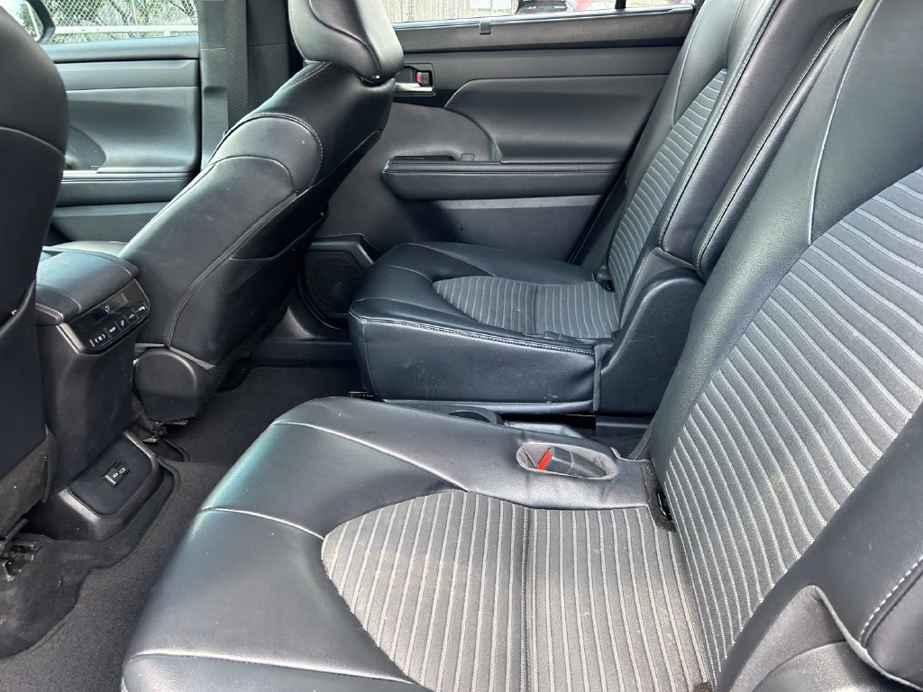 Used 2022 Toyota Highlander XSE FWD image 17