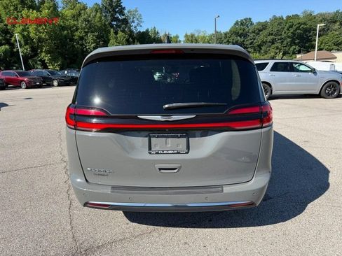Used 2023 Chrysler Pacifica Touring-L FWD image 7