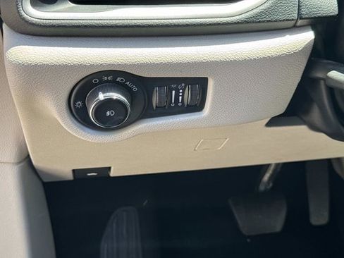 Used 2023 Chrysler Pacifica Touring-L FWD image 26