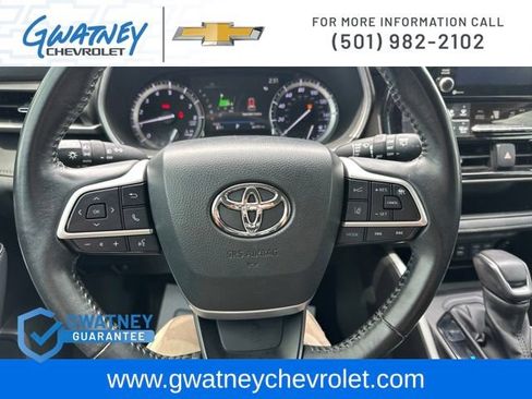 Used 2022 Toyota Highlander XLE AWD/4WD image 16