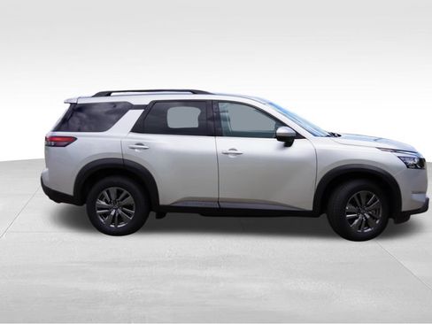 Used 2025 Nissan Pathfinder SV FWD image 3