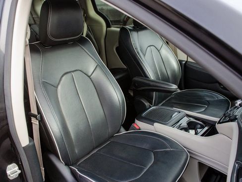 Used 2023 Chrysler Pacifica Limited FWD image 36