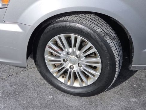 Used 2013 Chrysler Town & Country Touring-L w/ Driver Convenience Group image 23