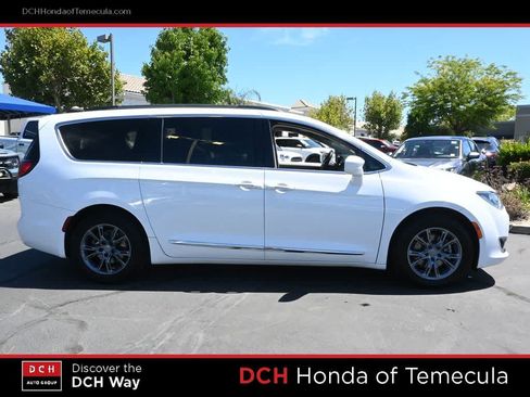 Used 2017 Chrysler Pacifica Touring-L FWD image 5
