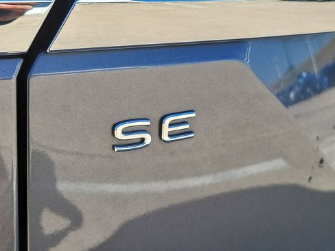 Used 2025 Volkswagen Atlas SE image 30