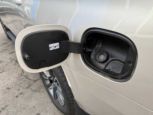 Used 2022 Chevrolet Tahoe Z71 w/ Luxury Package image 28