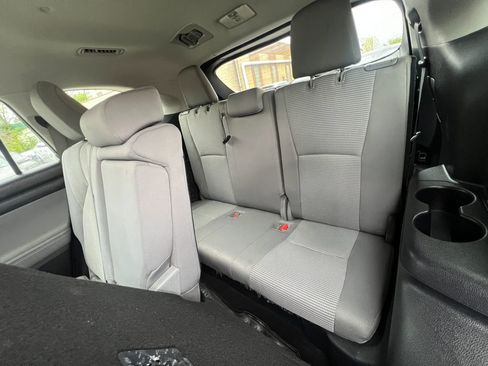 Used 2022 Toyota Highlander LE AWD/4WD image 12