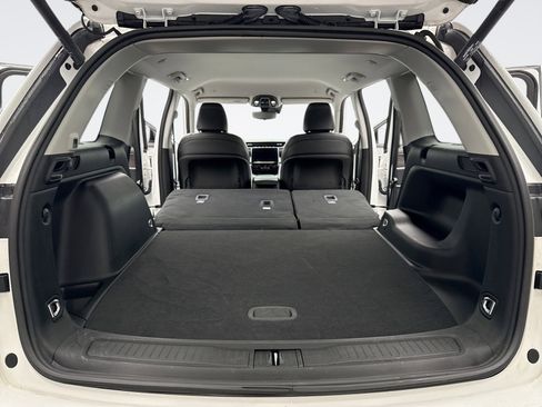 Used 2023 Jeep Grand Cherokee Limited w/ Black Appearance Package image 23