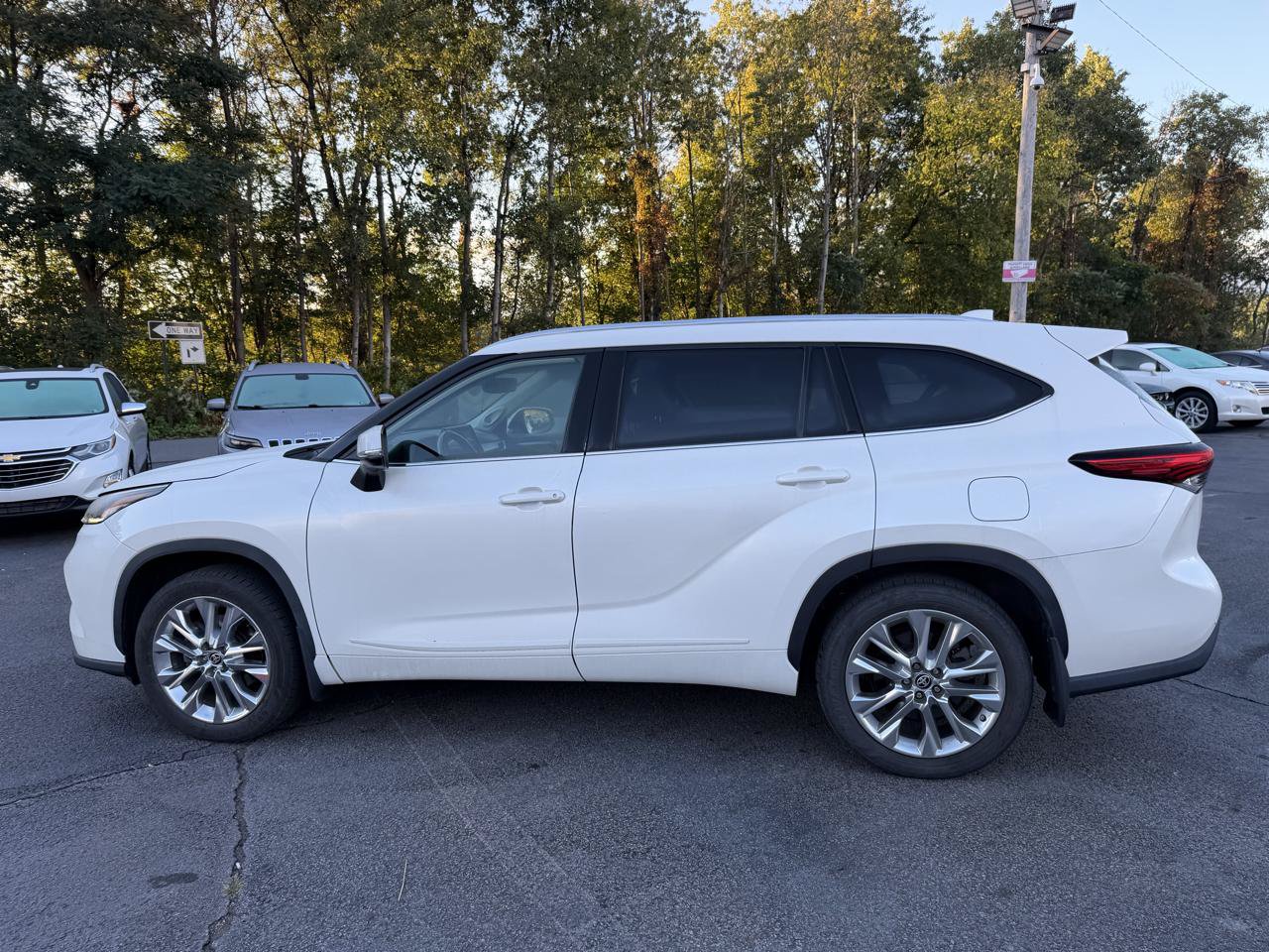 Used 2021 Toyota Highlander Limited AWD/4WD image 8