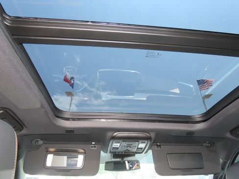 Used 2024 GMC Yukon AT4 w/ Technology Package AWD/4WD image 24