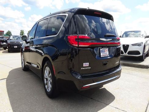 Used 2026 Chrysler Pacifica Limited FWD image 8