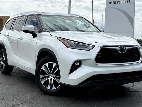 Used 2021 Toyota Highlander XLE image 2