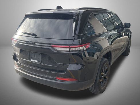 Certified 2024 Jeep Grand Cherokee Altitude image 3