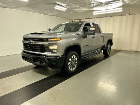 Used 2024 Chevrolet Silverado 2500 Custom w/ Custom Value Package image 5
