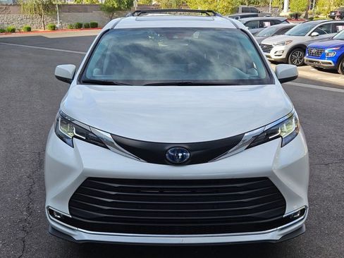 Used 2022 Toyota Sienna XLE FWD image 2