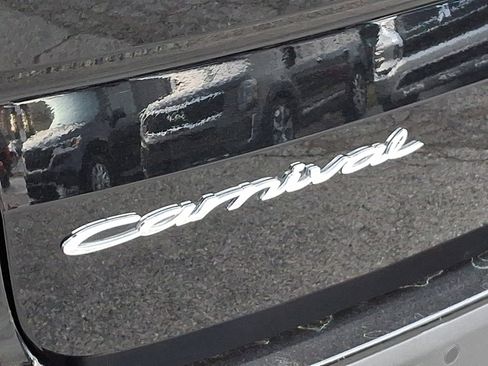 Used 2022 Kia Carnival EX image 31