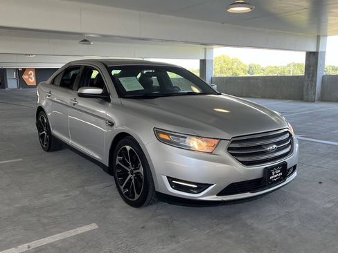 Used 2014 Ford Taurus SEL w/ Equipment Group 201A FWD image 11