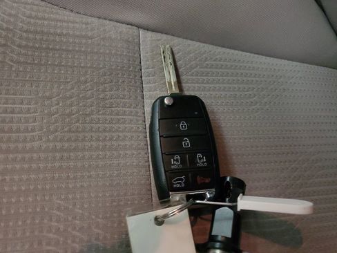 Used 2019 Kia Sedona LX image 26