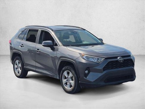 Used 2021 Toyota RAV4 XLE w/ Convenience Package FWD image 3