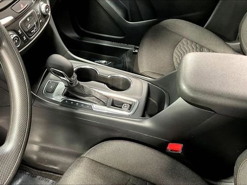 Used 2020 Chevrolet Equinox LT image 18