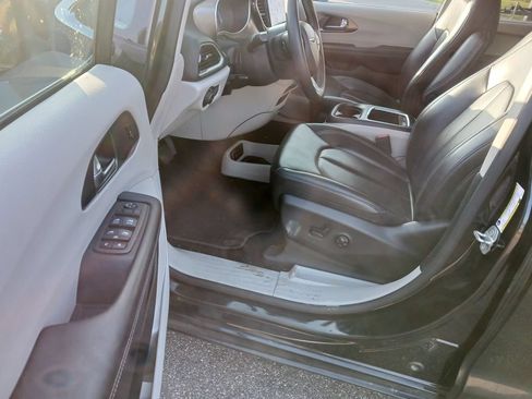 Used 2023 Chrysler Pacifica Touring-L FWD image 9