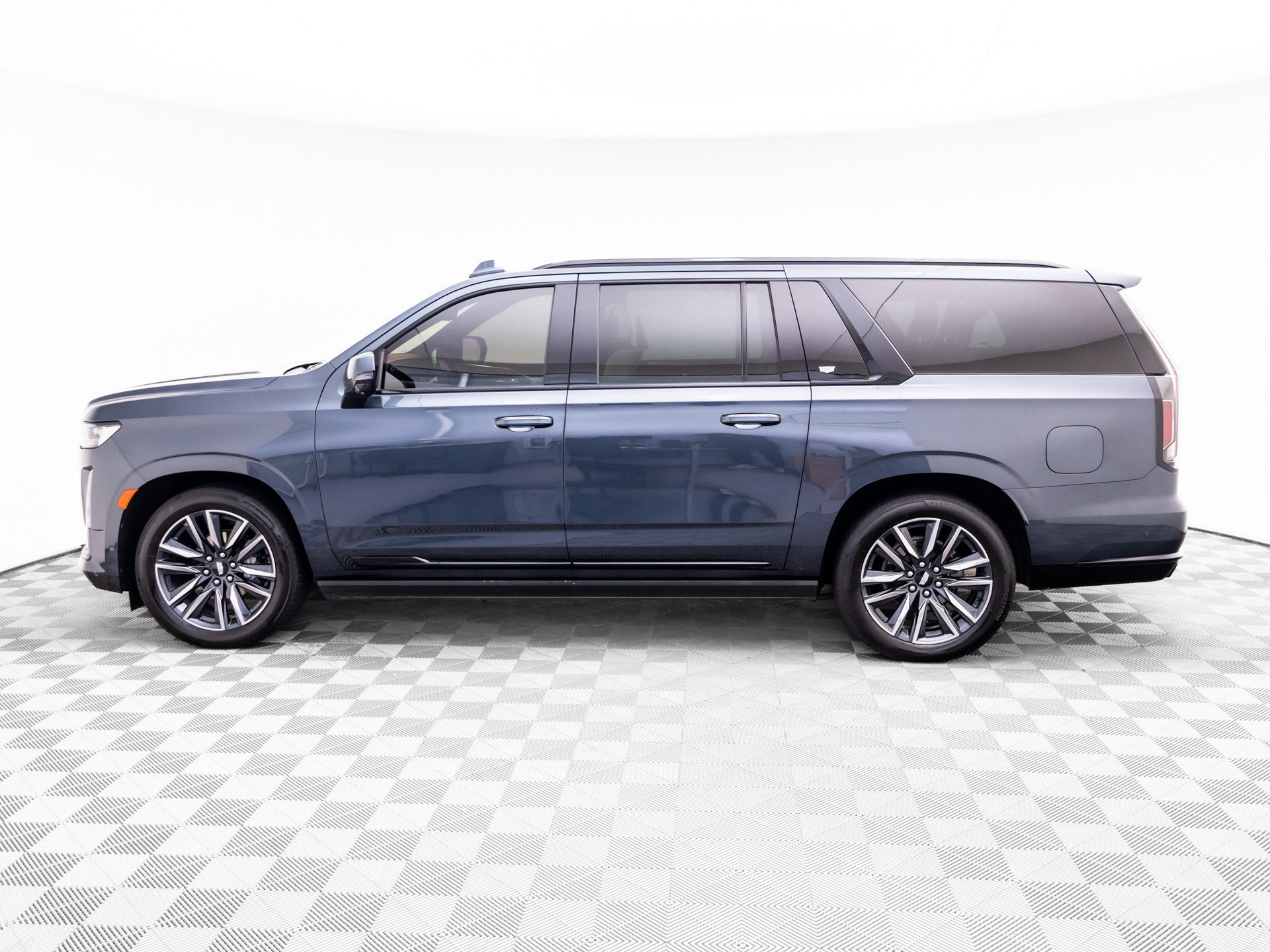 Used 2021 Cadillac Escalade ESV Sport w/ Driver Assist Tech Package AWD/4WD image 2