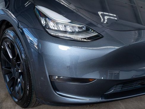 Used 2022 Tesla Model Y Long Range image 17